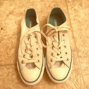 White and teal Converse shoes. Women’s 8. Men’s 6.